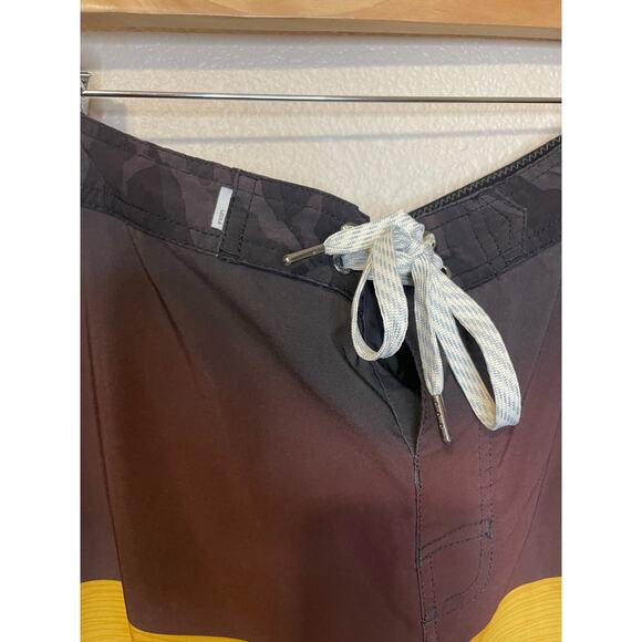 Vuori Men’s Yellow Brown & Gray Board Shorts Swim Shorts Medium - Picture 4 of 12
